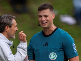 Dortmunder Schiedsrichter pfeift Spiel der BVB-Profis:
