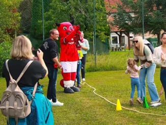 FCK-Spieler signieren Trikot für schwerkranke Zweijährige