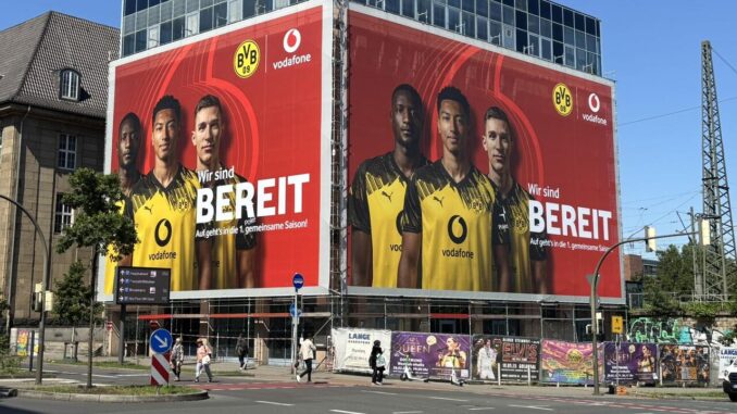 Fußball Sponsoring: Auf dieser Mega-Werbefläche feiern der