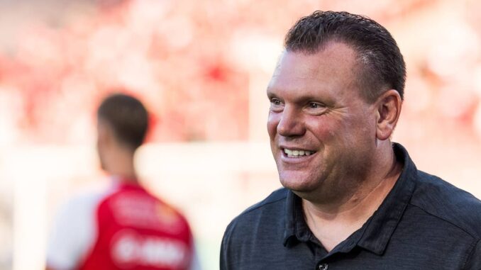 Uwe Koschinat mit Ritual vor Spiel gegen Borussia Dortmund