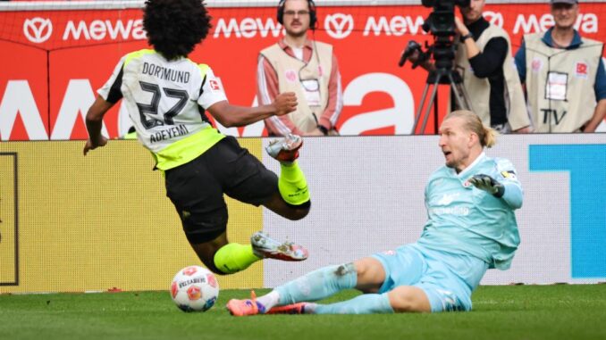 Mainz 05-Keeper Robin Zentner sieht gegen Borussia