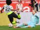 Mainz 05-Keeper Robin Zentner sieht gegen Borussia