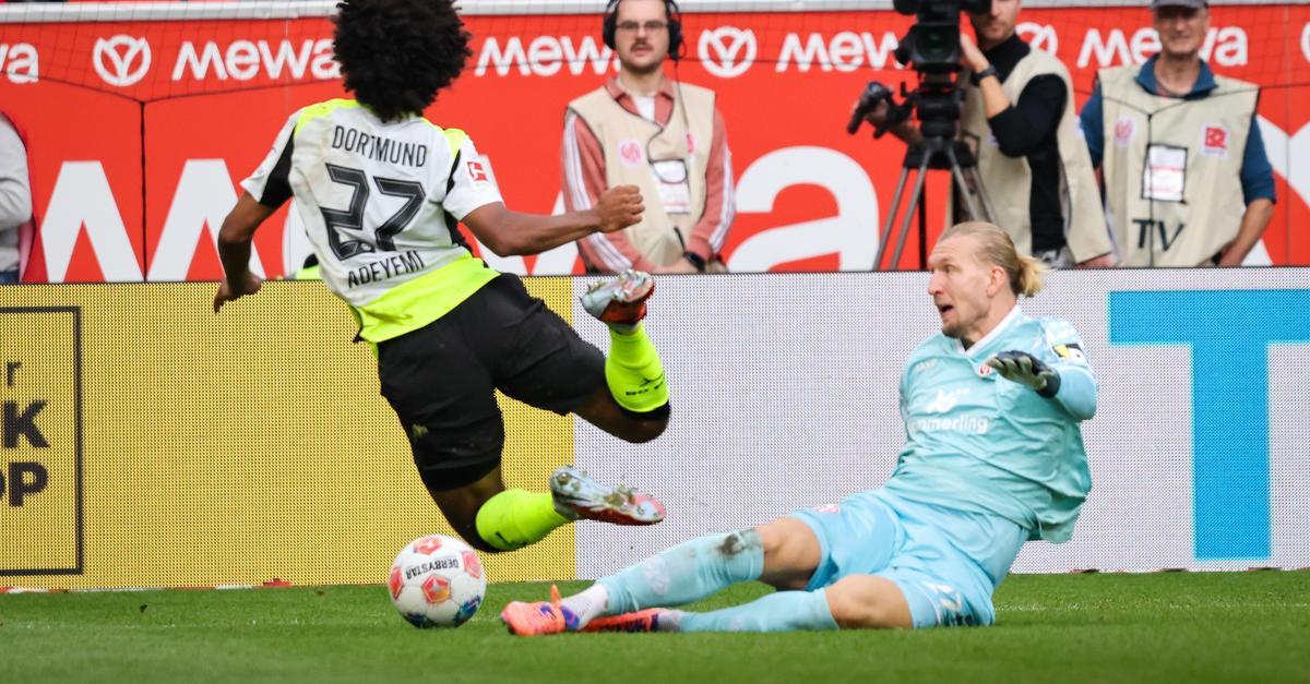 Mainz 05-Keeper Robin Zentner sieht gegen Borussia