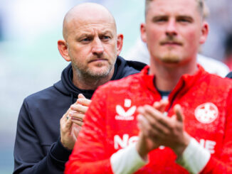 An diese beiden Ersatzspieler spricht Trainer Lieberknecht