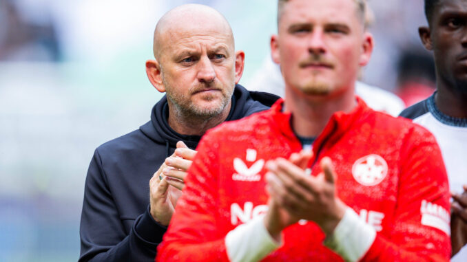 An diese beiden Ersatzspieler spricht Trainer Lieberknecht An diese beiden Ersatzspieler spricht Trainer Lieberknecht