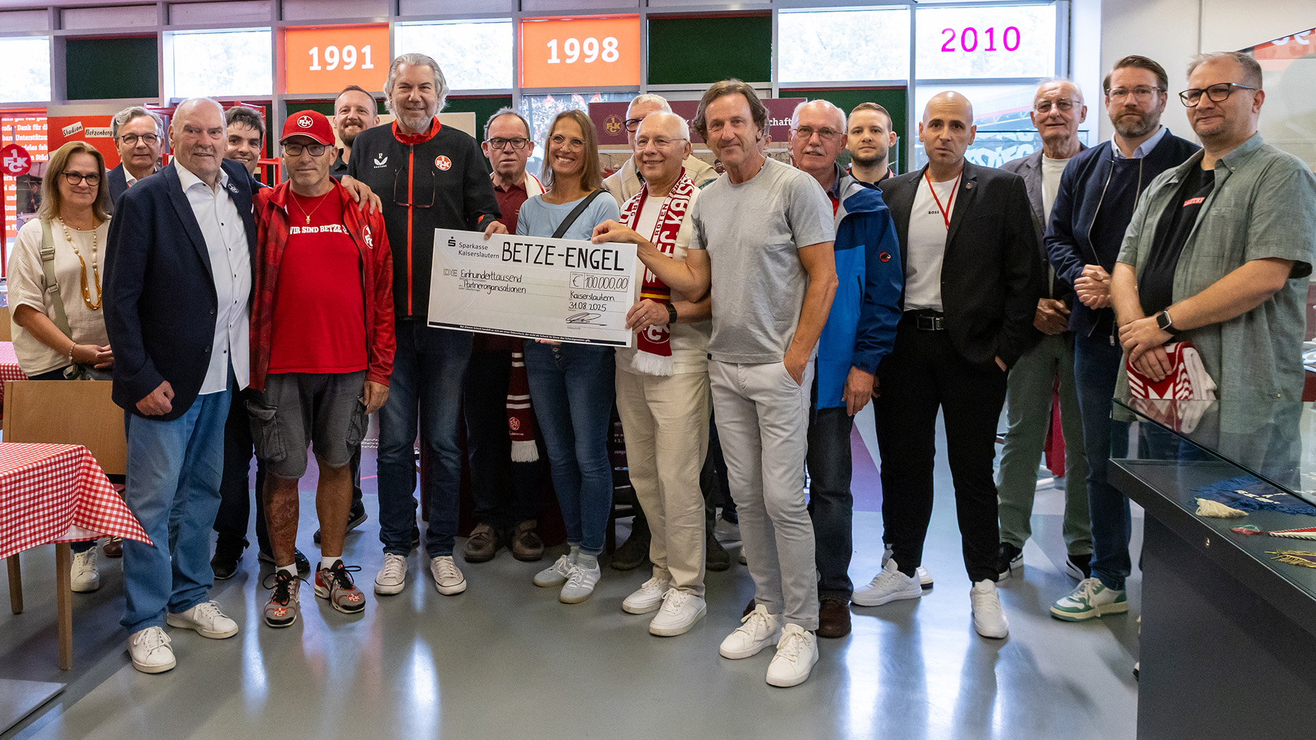 100.000 Euro für den guten Zweck – Betze-Engel feiern