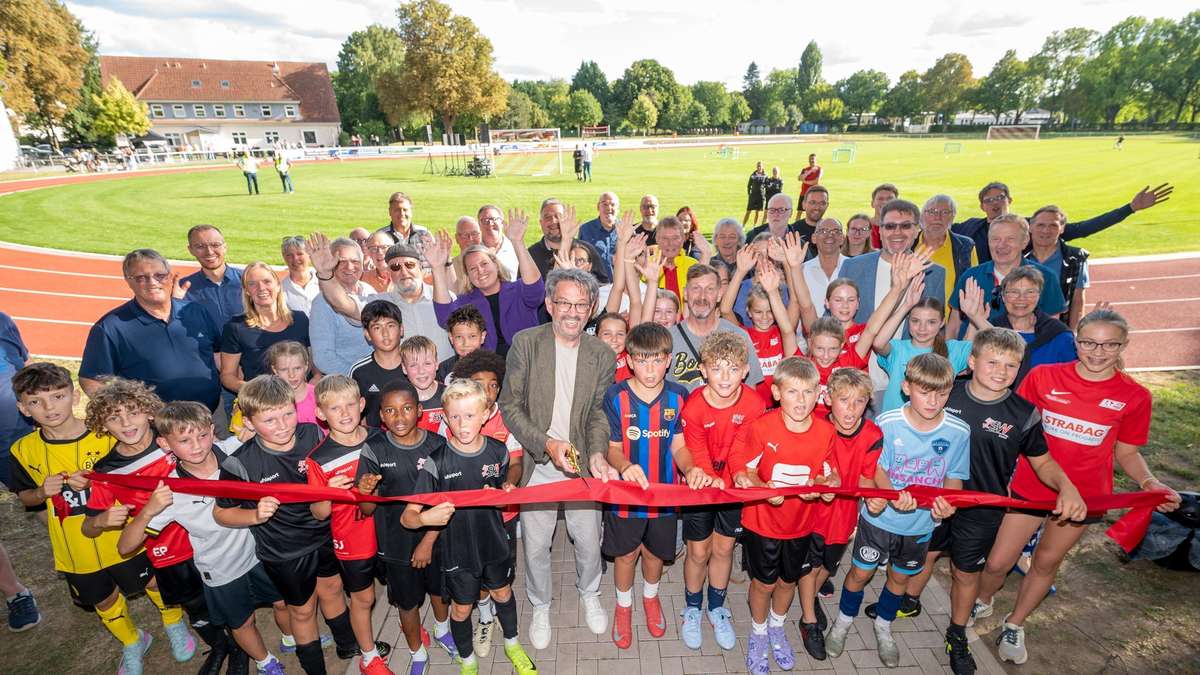 Einweihung des renovierten Jahnstadions mit dem BVB