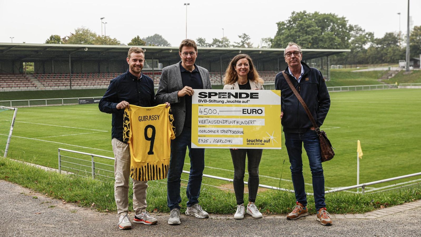 BVB-Spende und Trikots für die Iserlohner Sportförderung