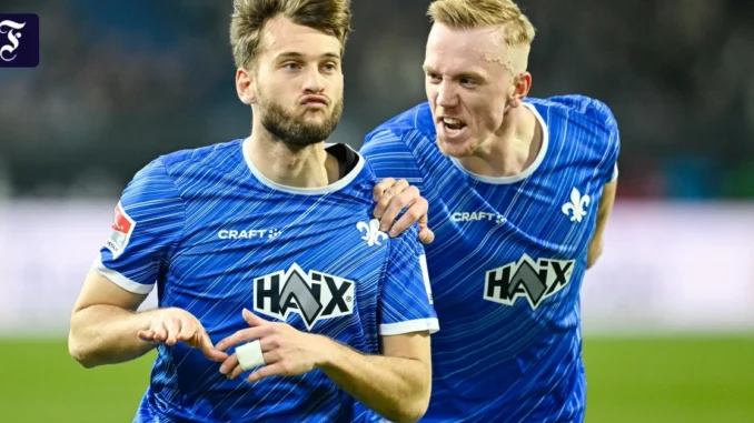 SV Darmstadt 98 besiegt Karlsruher SV in 2. Bundesliga mit SV Darmstadt 98 besiegt Karlsruher SV in 2. Bundesliga mit