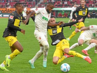 FC Augsburg spielt unter Flutlicht gegen Dortmund