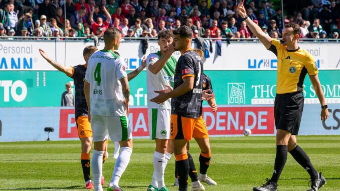 Fußball: Schnellster Platzverweis der Zweitliga-Geschichte Fußball: Schnellster Platzverweis der Zweitliga-Geschichte