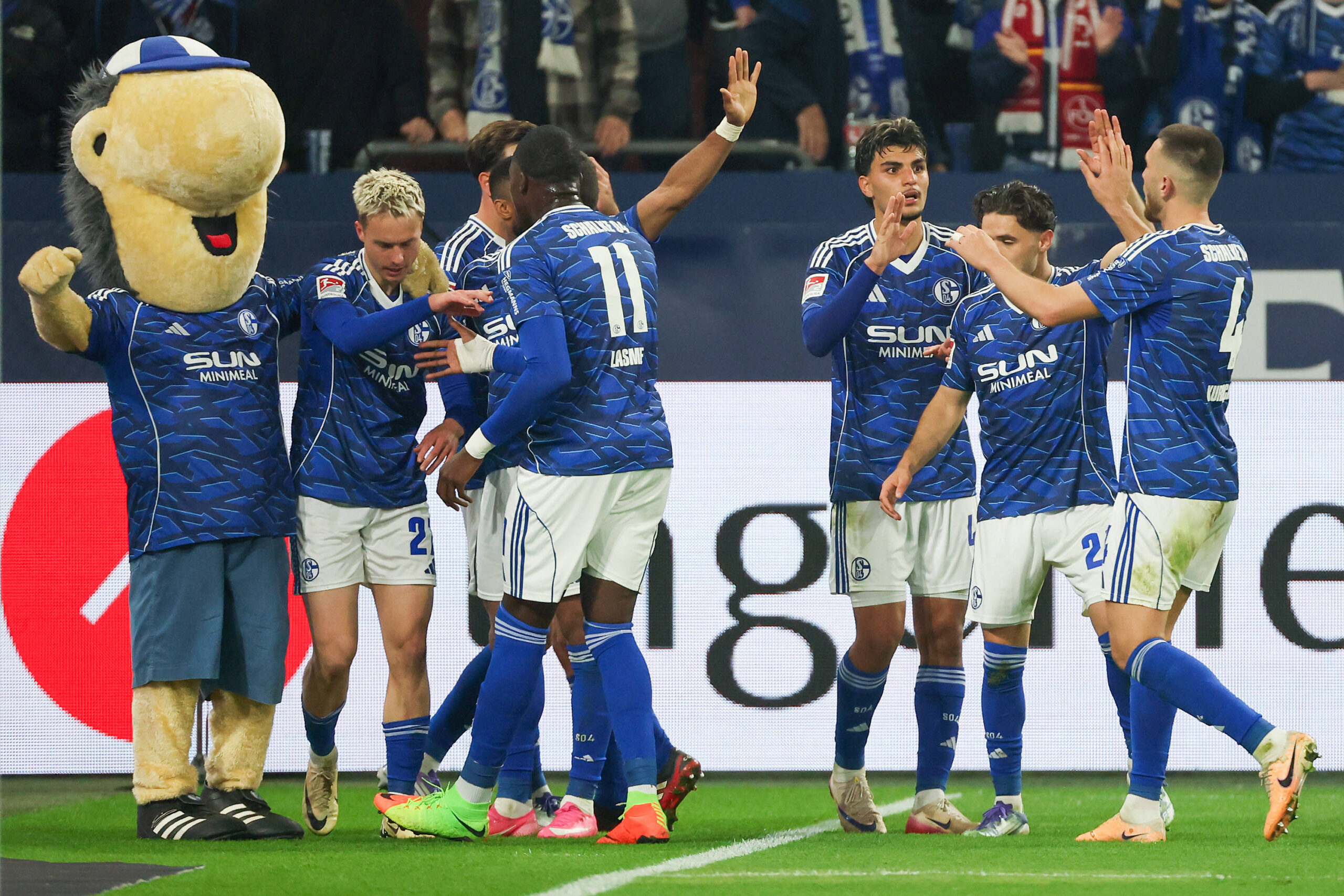 Selbst ein BVB-Boss wünscht Schalke den Aufstieg