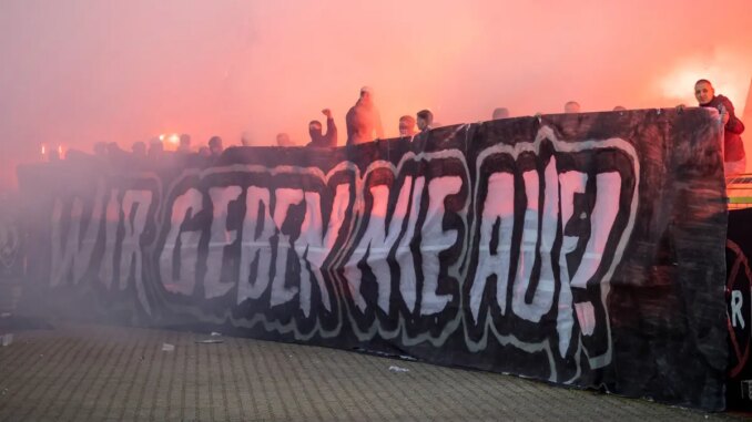 SSV Ulm besiegt Darmstadt 98: Pyroshow und Siegesfaust –