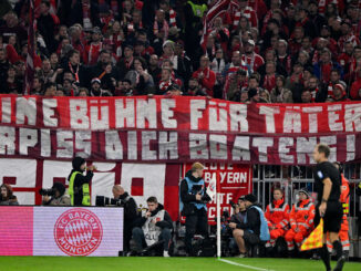Plakate in der Kurve: Bayern-Fans protestieren gegen