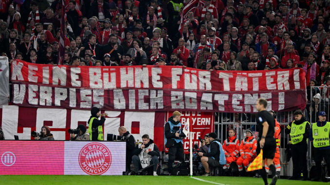 Plakate in der Kurve: Bayern-Fans protestieren gegen