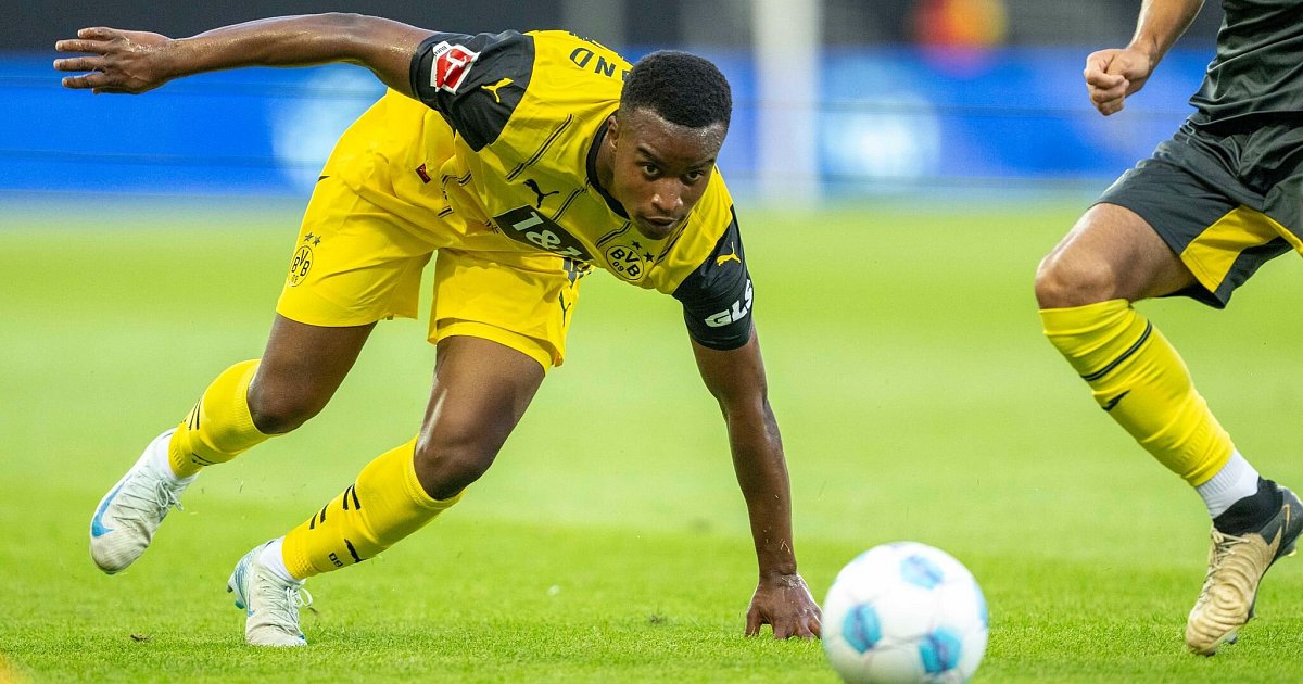 Umweg übers Fußball-Niemandsland: Moukoko trifft BVB