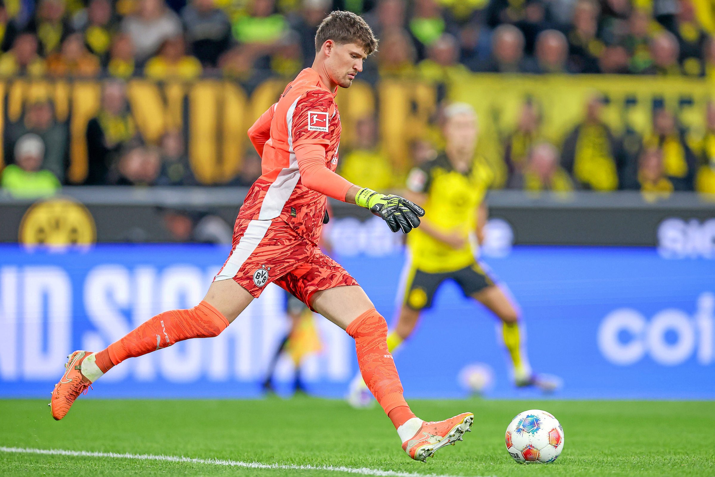 Fussball – Gregor Kobel erhält Rückhalt