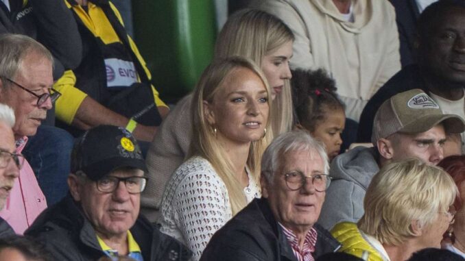 Sky-Moderatorin Katharina Kleinfeldt jubelt über BVB-Sieg