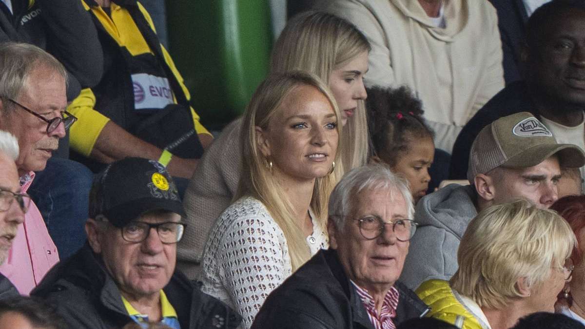 Sky-Moderatorin Katharina Kleinfeldt jubelt über BVB-Sieg